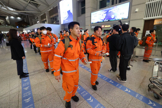 튀르키예 지진 실종자 수색 등을 위한 대한민국 긴급구호대(KDRT) 대원들이 7일 오후 인천국제공항 제1여객터미널에서 출정식을 마친 뒤 탑승을 위해 이동하고 있다. 정부는 외교부, 소방청, 코이카(한국국제협력단), 국방부 등으로 구성된 110여 명의 긴급구호대를 튀르키예로 파견한다.  연합뉴스